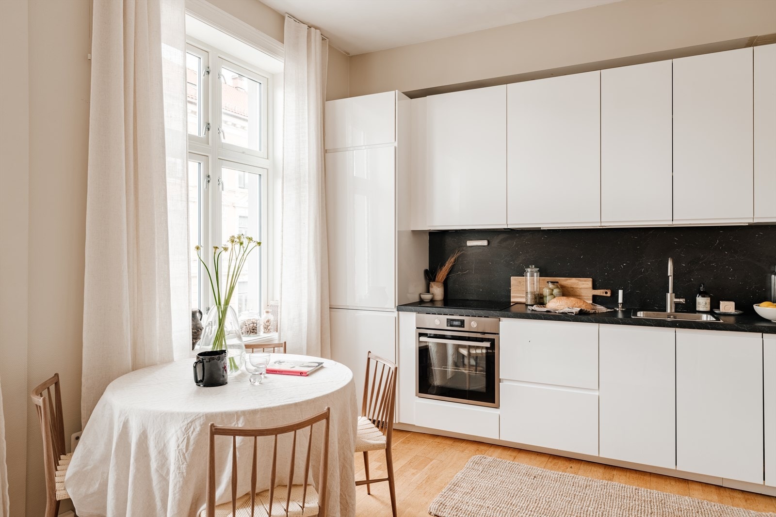 Leiligheten har et delikat kjøkken med moderne utførelse. Det stilrene utrykket gjør at kjøkkenet sklir godt inn med resten av oppholdsrommet. Galleribilde