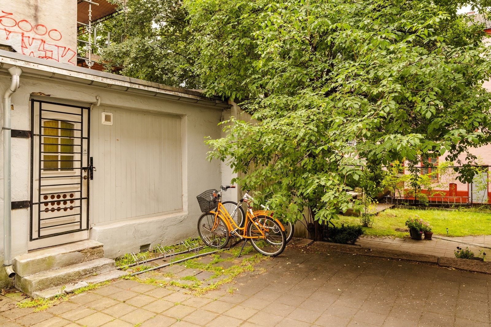 Det er tilgang til en felles sykkelbod for de som ønsker å benytte seg av dette. Sykkelboden er et låst skur som er lokalisert i bakgården utenfor inngangsdøren til bygget. Galleribilde