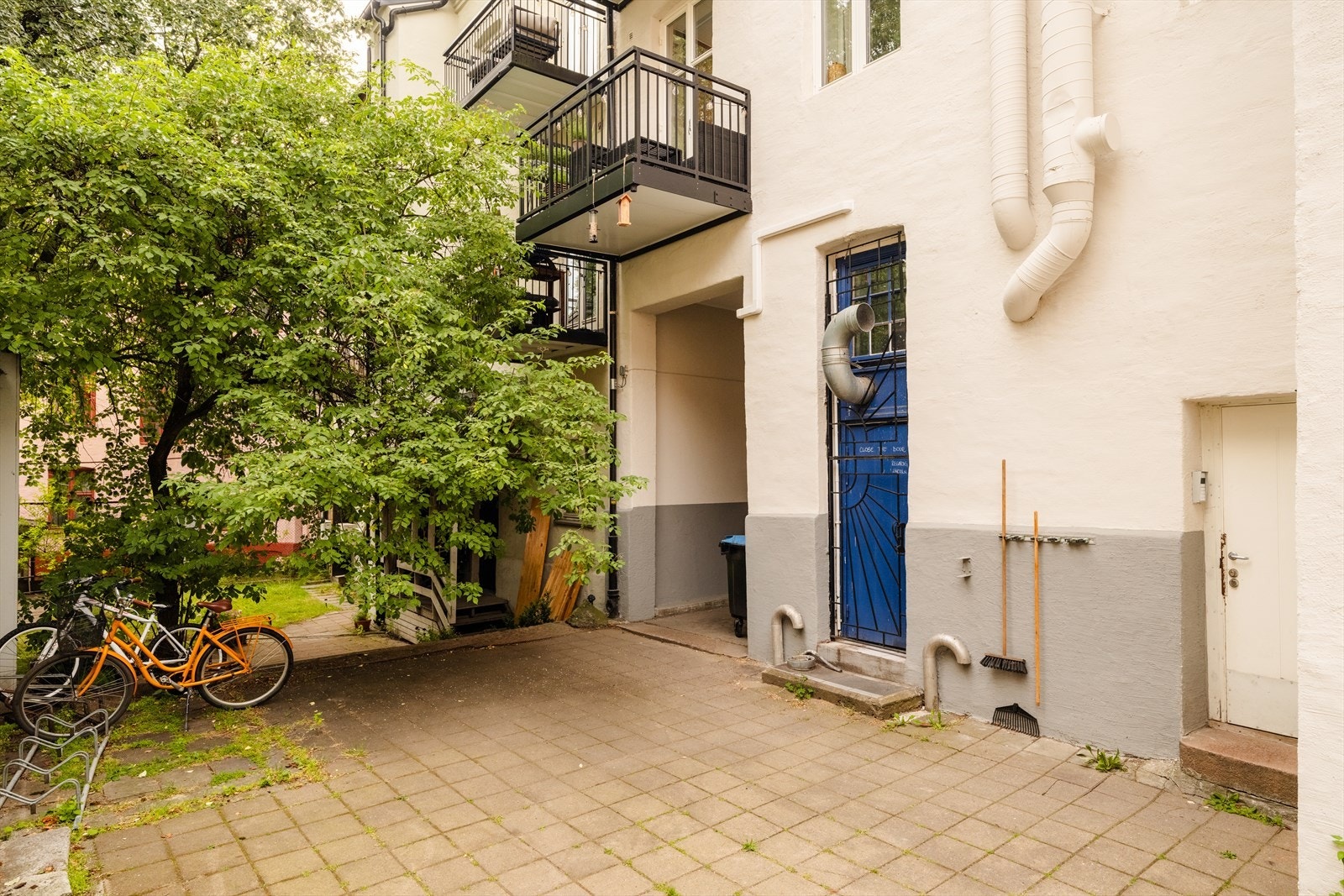 Borettslag har en skjermet bakgård som ligger på baksiden av bygget. Bakgården er opparbeidet med stensatt grunn og ulik beplantning. Galleribilde