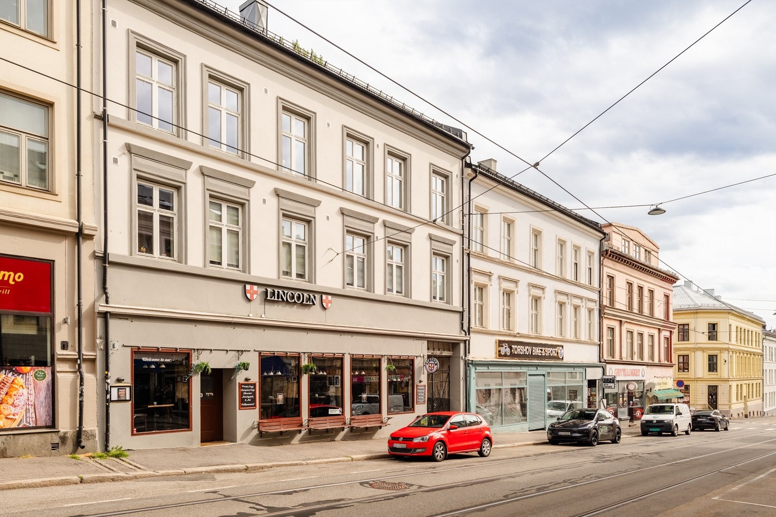 Leiligheten har en særdeles sentral beliggenhet på populære Torshov, hvor man bor med nærhet til "alt" en måtte trenge i hverdagen. Kombinasjonen av godt nærmiljø og enkel tilgang til resten av byen er det som gjør Torshov til et så attraktivt sted å bo. Galleribilde