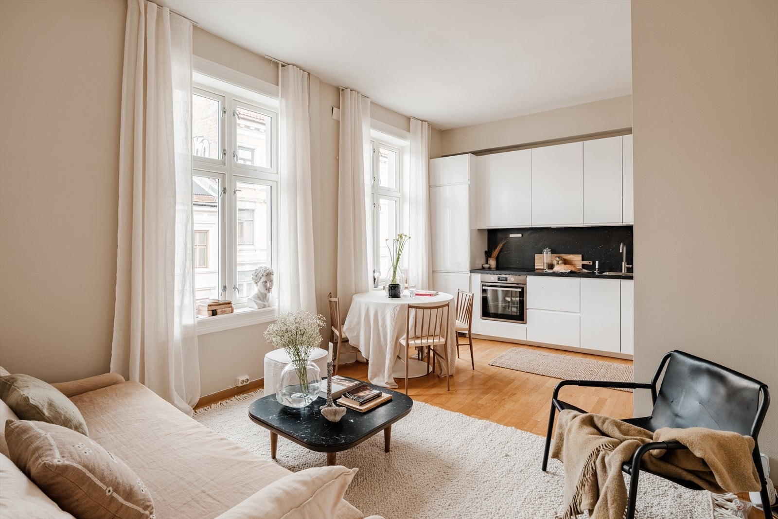 Leiligheten byr på en åpen og sosial stue- kjøkkenløsning med kjøkken fra 2020. Perfekt for hyggelige sammenkomster! Galleribilde