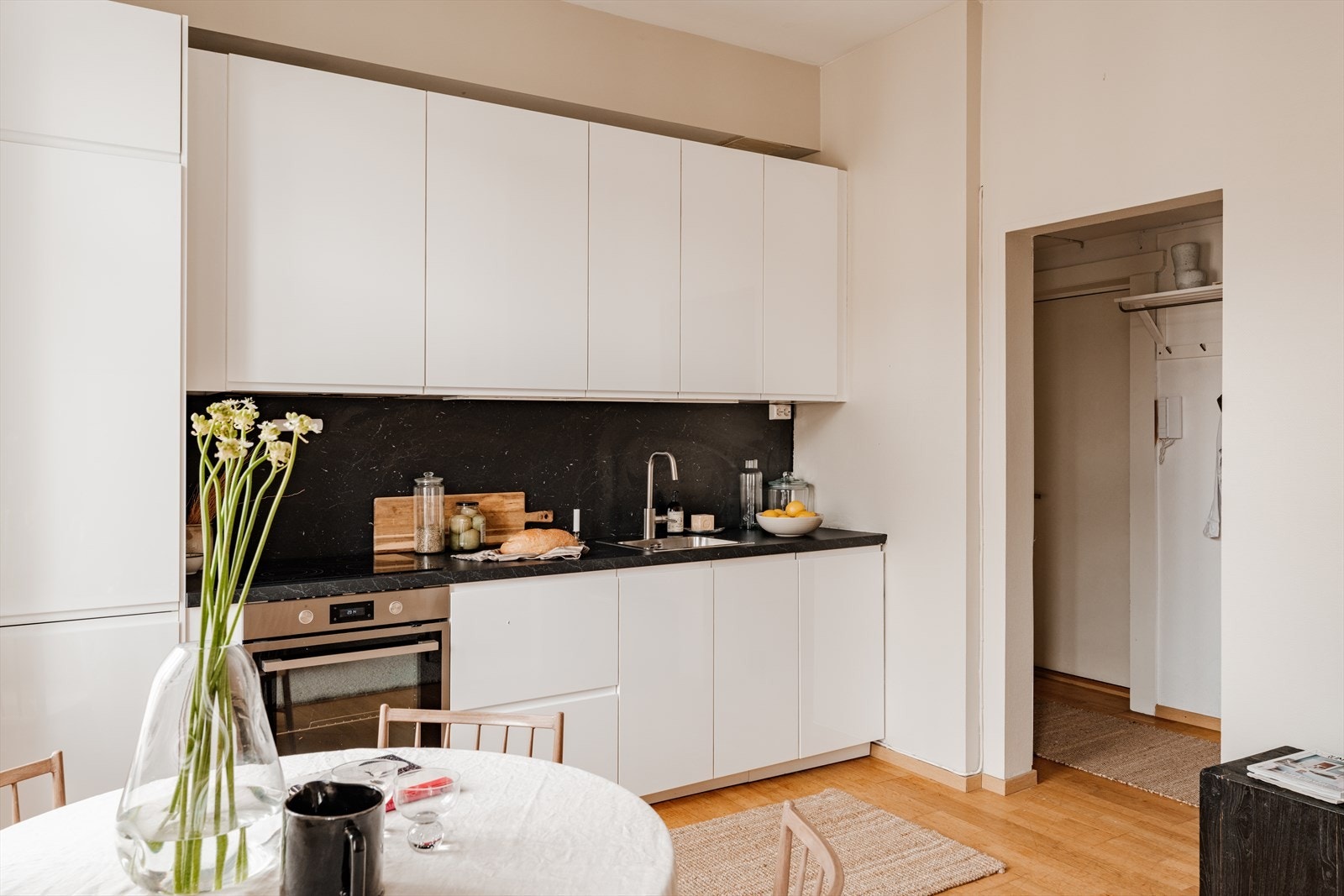 Induksjonstopp, stekeovn, oppvaskmaskin og kjøl/frys er integrert i innredningen. Galleribilde
