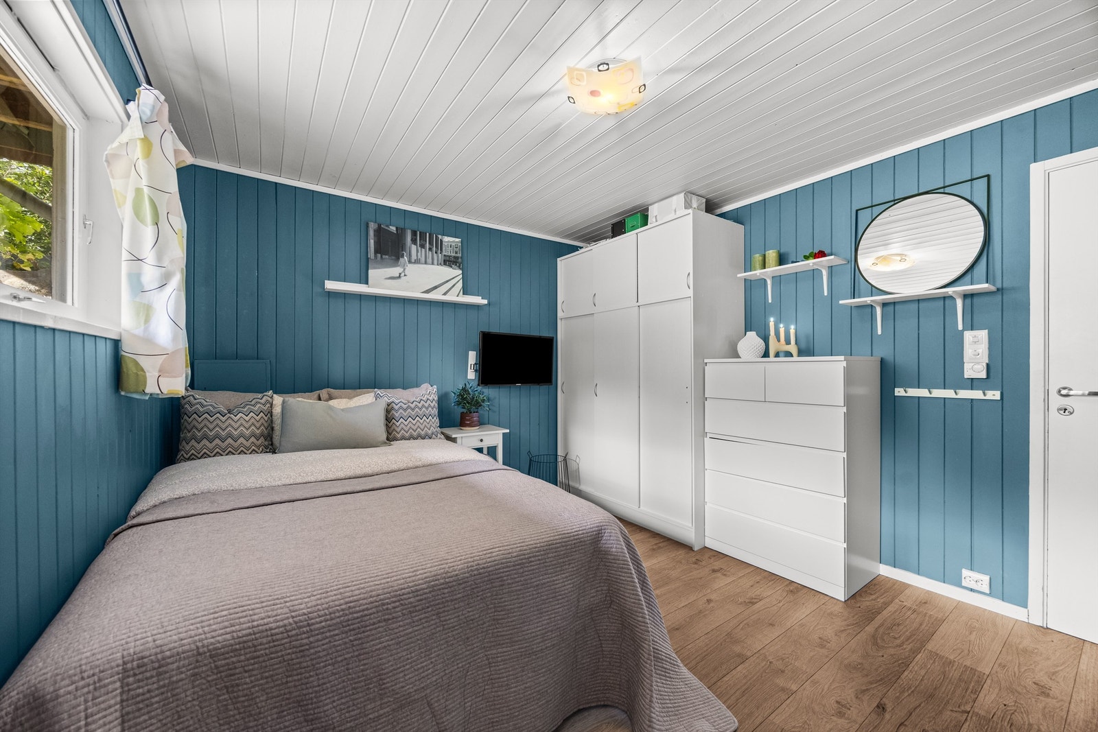 Rommet har malt panel på veggene og laminat på gulvet. Galleribilde