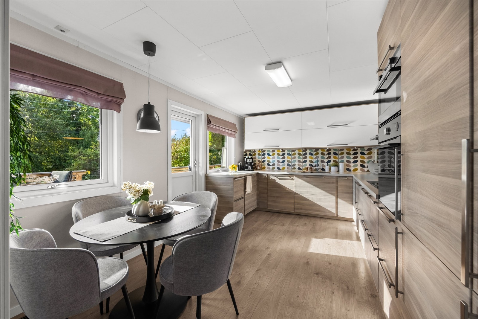Kjøkkenet fra 2014 har spiseplass og utgang til terrassen. Galleribilde