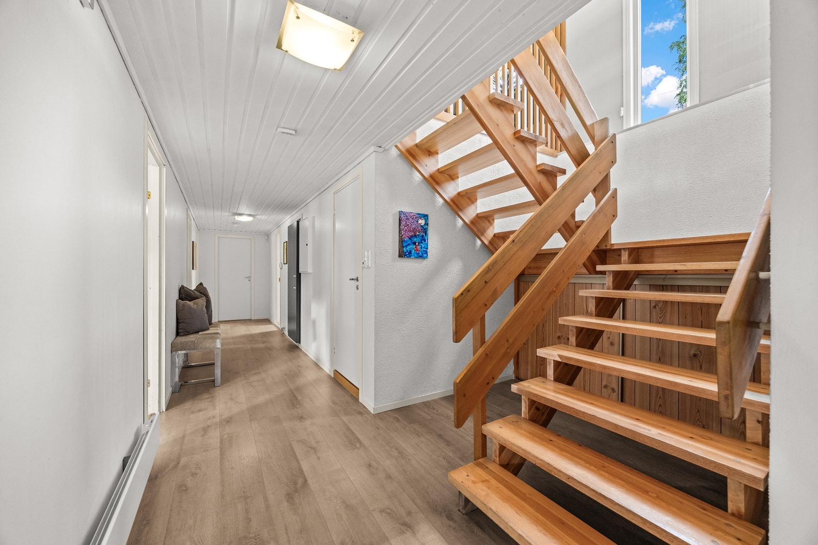 Gangen i underetasjen binder sammen etasjene. Galleribilde