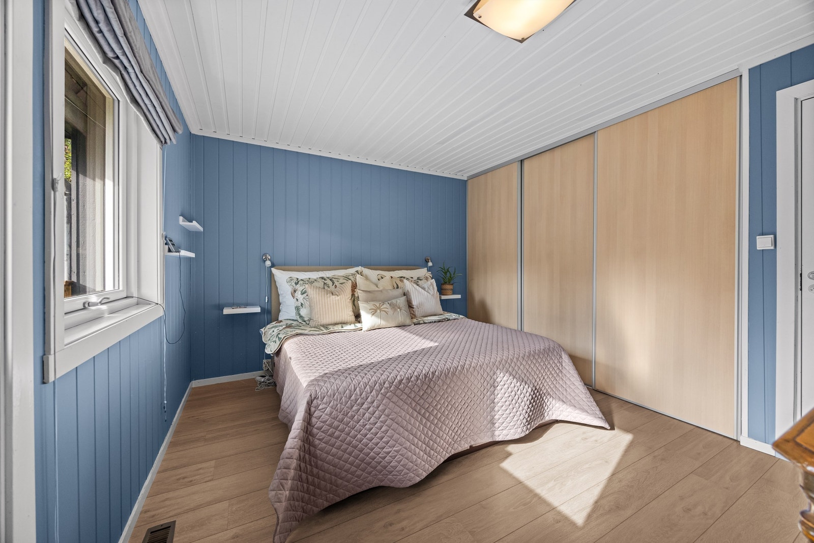 Romslig skyvedørsgarderobe gir god oppbevaringsplass på soverommet. Galleribilde