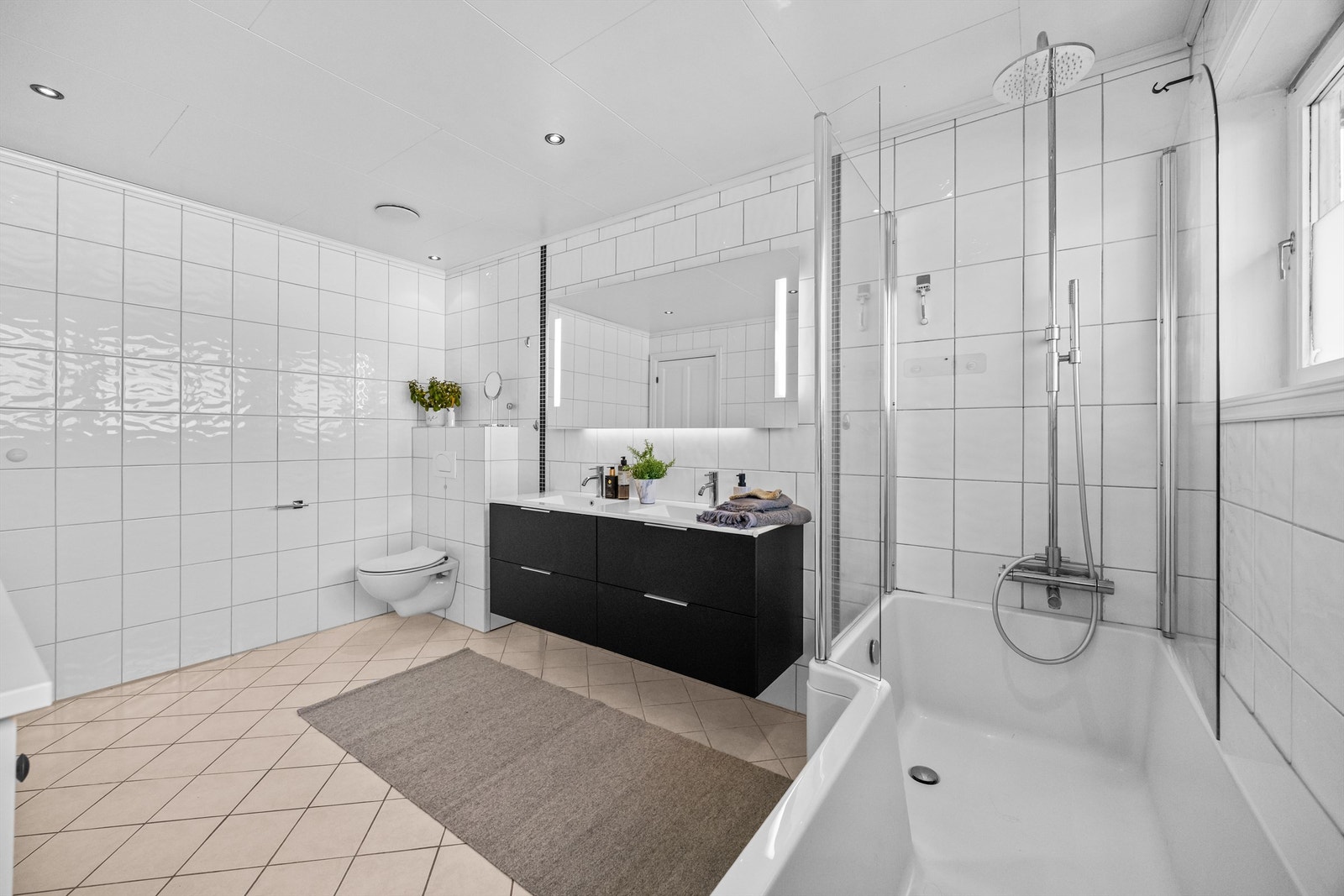 Badet ble oppgradert med nytt badekar i 2020 og servantskap i 2025. Galleribilde