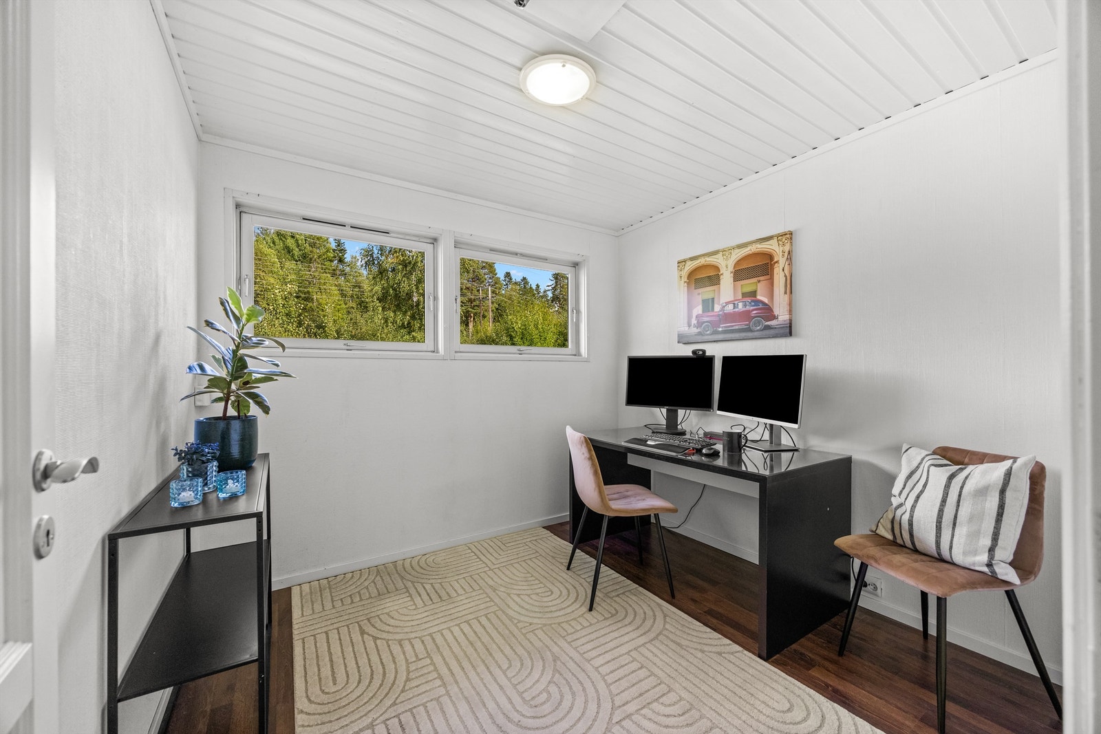 Kontor med god plass til arbeidsplass, og vindu mot grønne omgivelser som slipper inn fint dagslys. Galleribilde