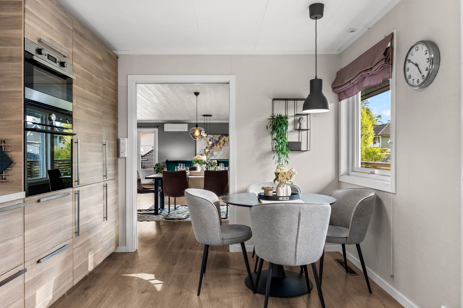 Rommet har plass til en spisegruppe, perfekt for rolige frokoster Galleribilde