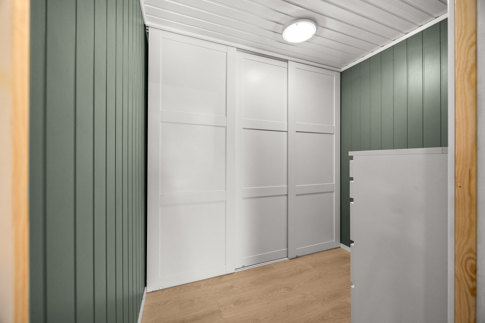 Praktisk garderobe med skyvedører gir rikelig med oppbevaringsplass. Galleribilde
