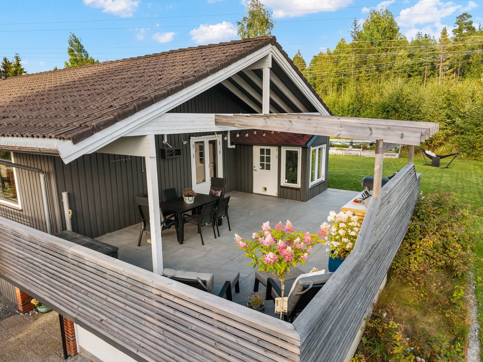 Pergolaen gir en lun og hyggelig ramme for uteplassen. Galleribilde