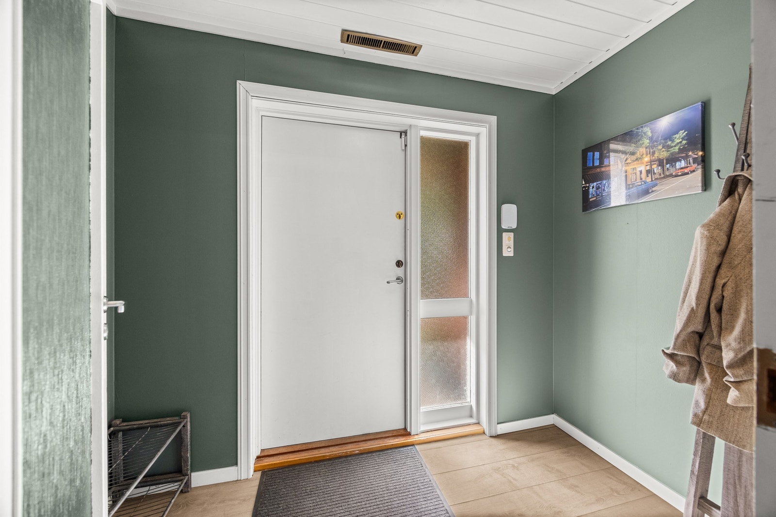 Inngangen til boligen finner du i underetasjen. Galleribilde