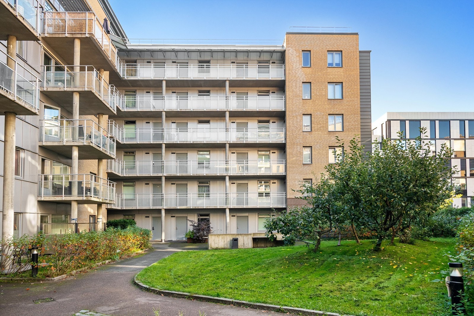 Hyggelig og grønn bakgård tilhørende sameiet. Galleribilde