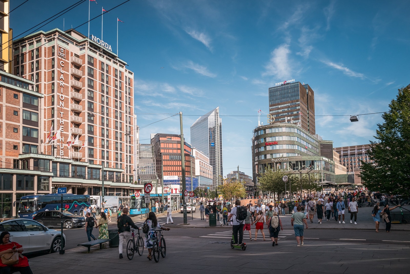 Kort vei til Jernbanetorget - Oslos viktigste knutepunkt for kollektivtransport. Galleribilde
