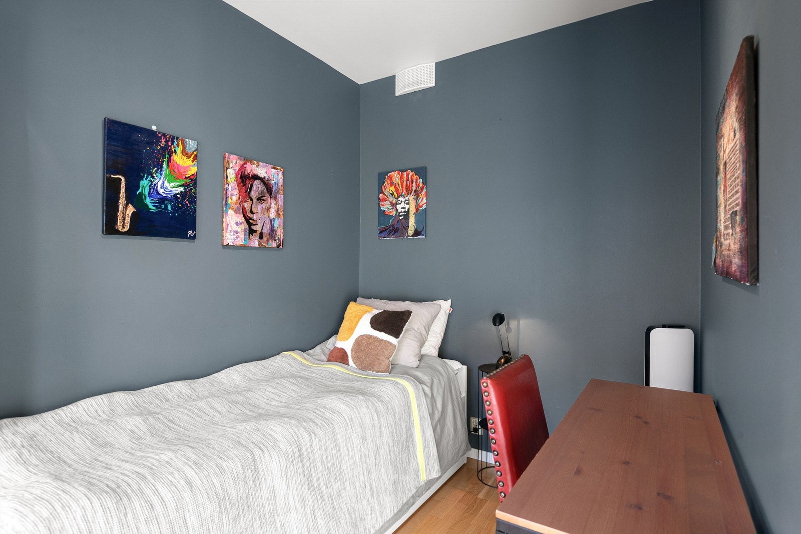 Soverom 2 i leiligheten. Plass til seng, kommode og skrivepult. Galleribilde