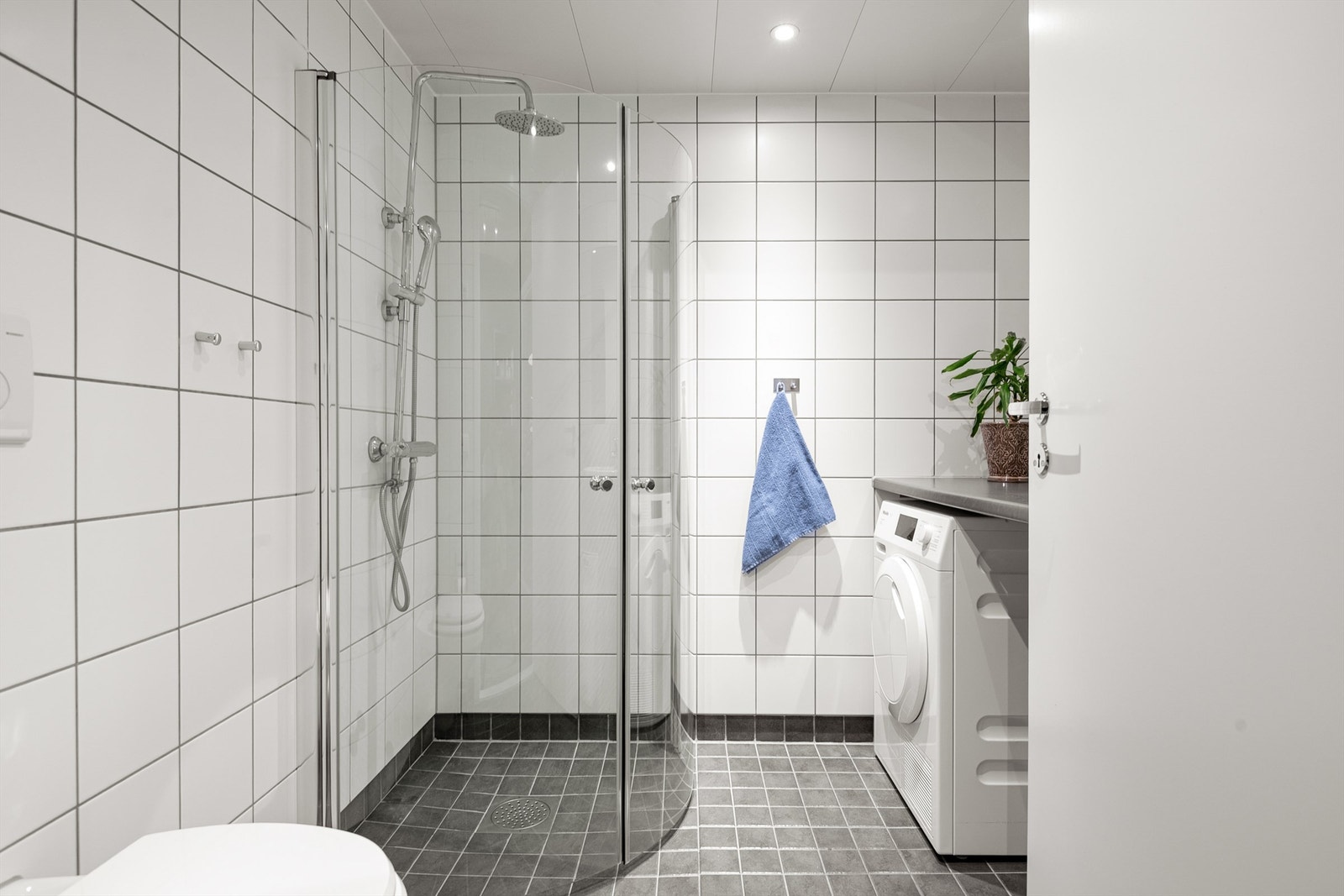 Flislagt baderom med gulvvarme og downlights i tak. Galleribilde