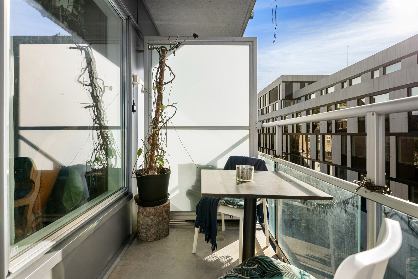 Solrik balkong med svært gode solforhold fra ca. kl. 12 og helt frem til kveldstid i sommerhalvåret. Balkongen er også romslig med god plass til utemøbler. Foto: Lars Gartå. Galleribilde