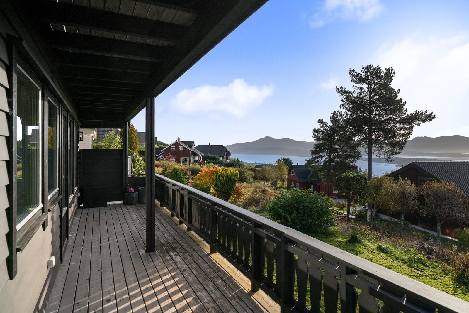 Boligen har nydelig utsikt mot fjord og fjell. Galleribilde