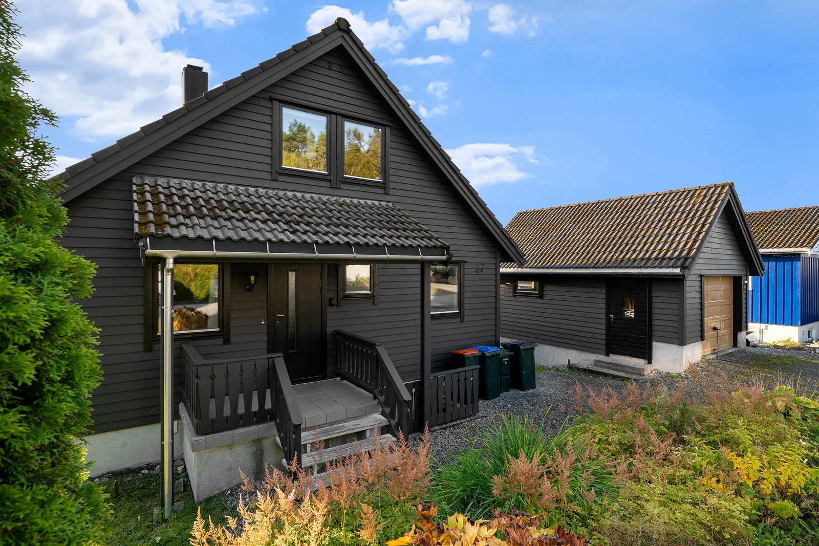 Overbygd inngangsparti og garasje. Galleribilde