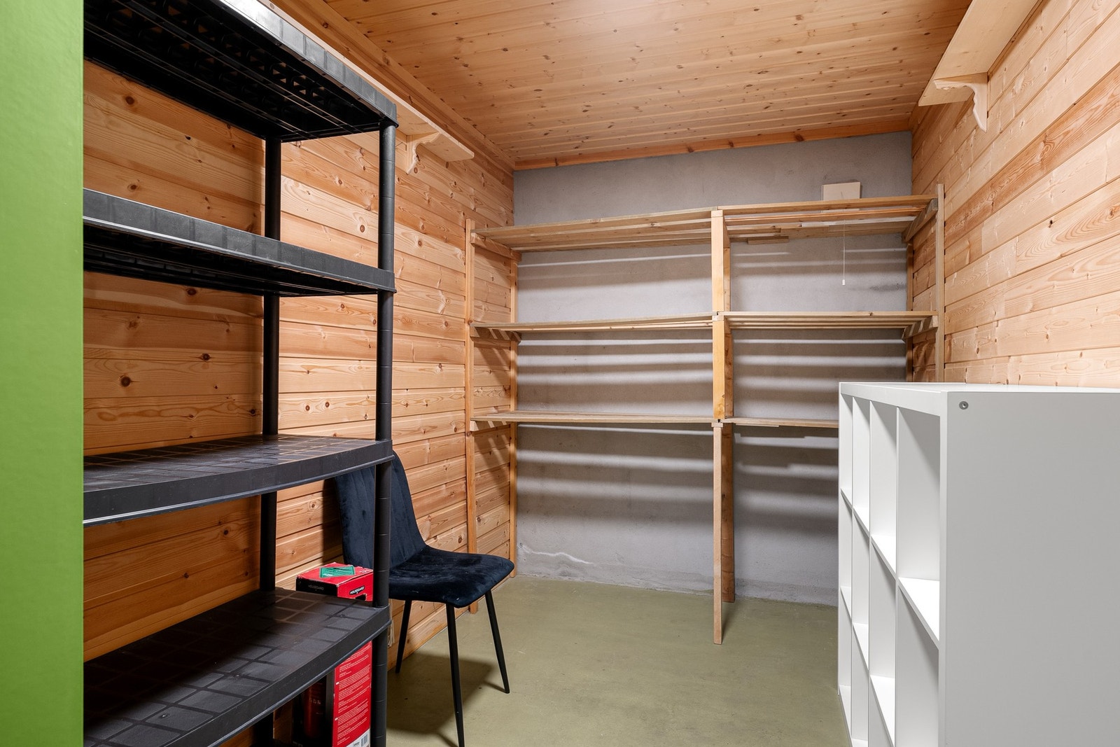 Praktisk med bodplass i flere boder i kjelleretasjen. Galleribilde