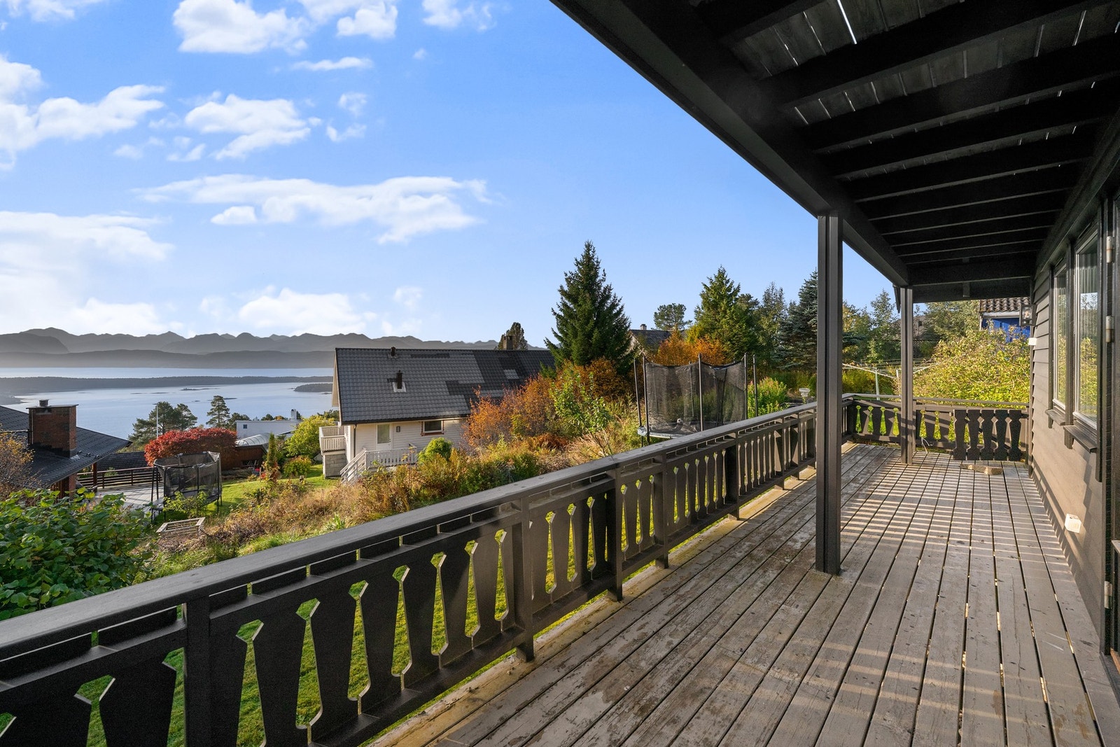 Veranda på ca 20 m2, med flott utsikt. Galleribilde