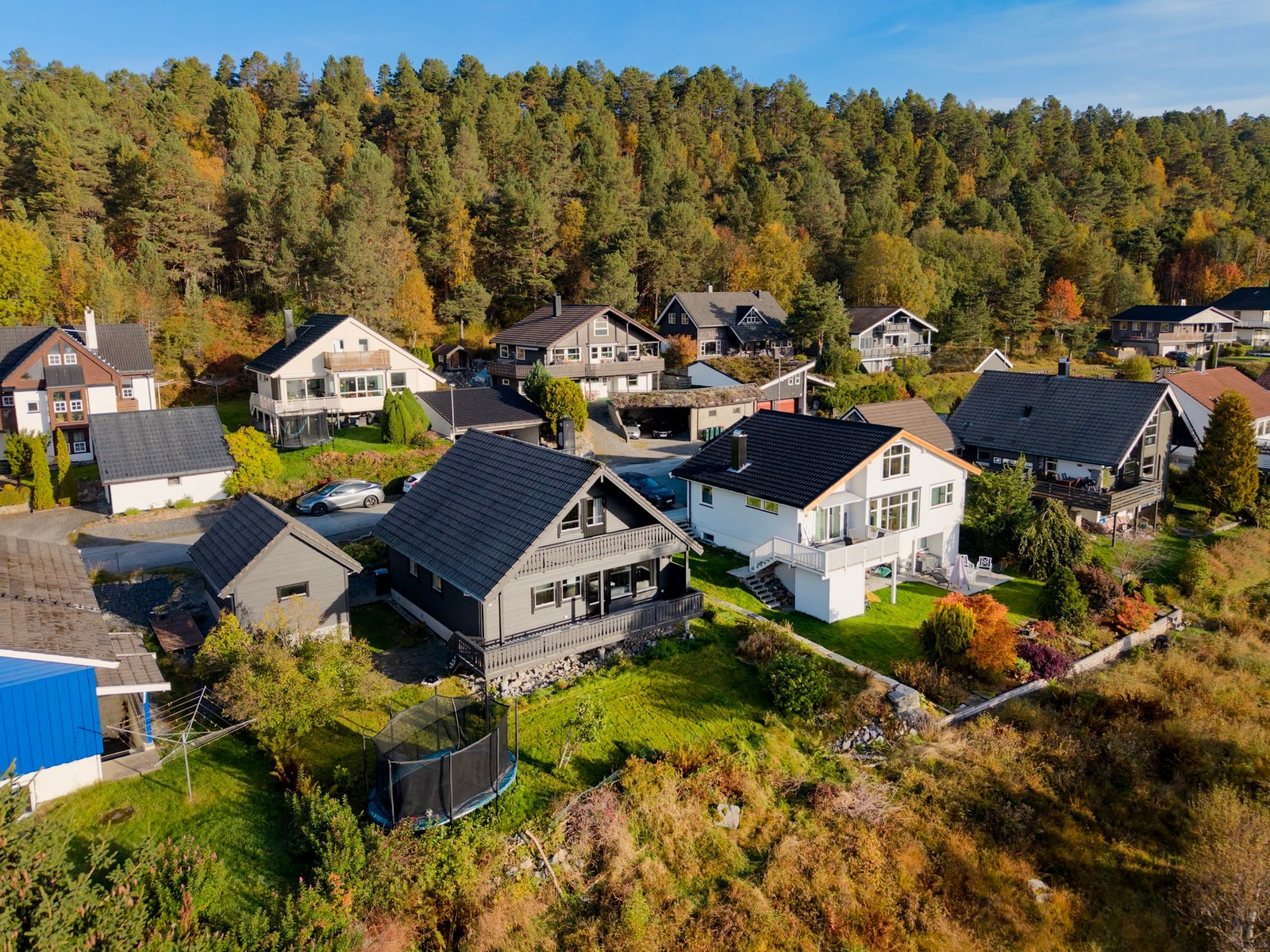 Eiendommen ligger fint til med utsikt i et etablert boligområde i Nordbyen. Galleribilde