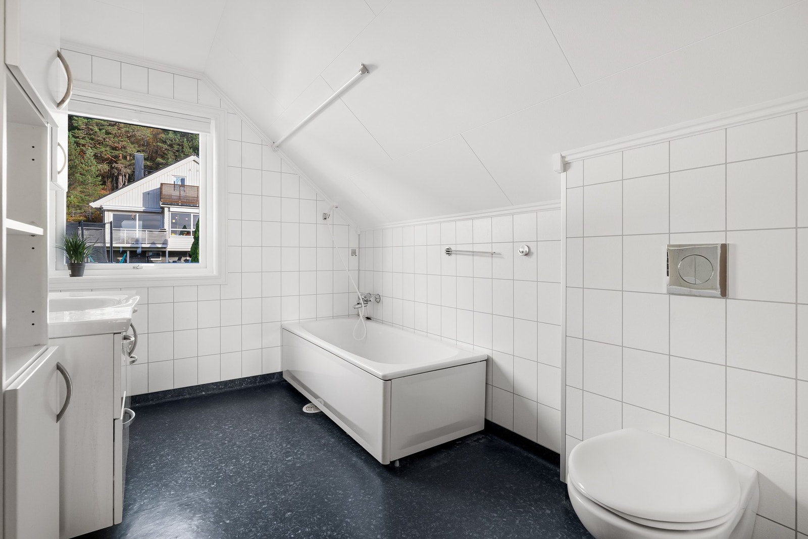 Bad i loftetasjen. Galleribilde