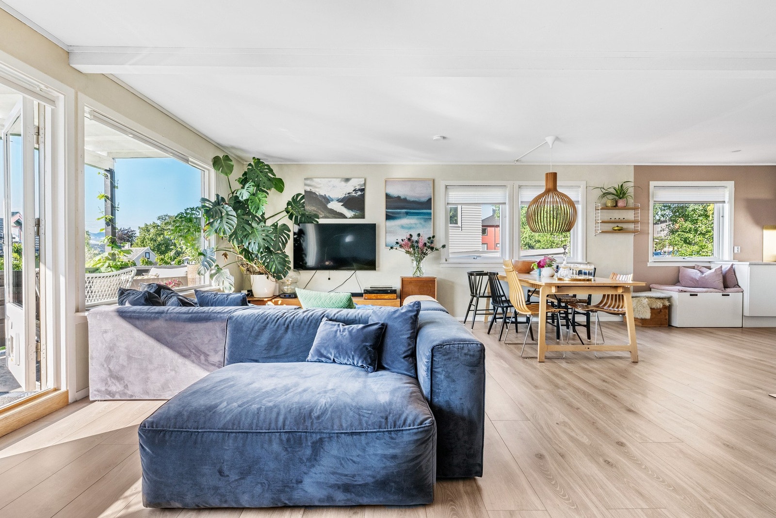 Det er god plass til stort spisebord i stuen Galleribilde