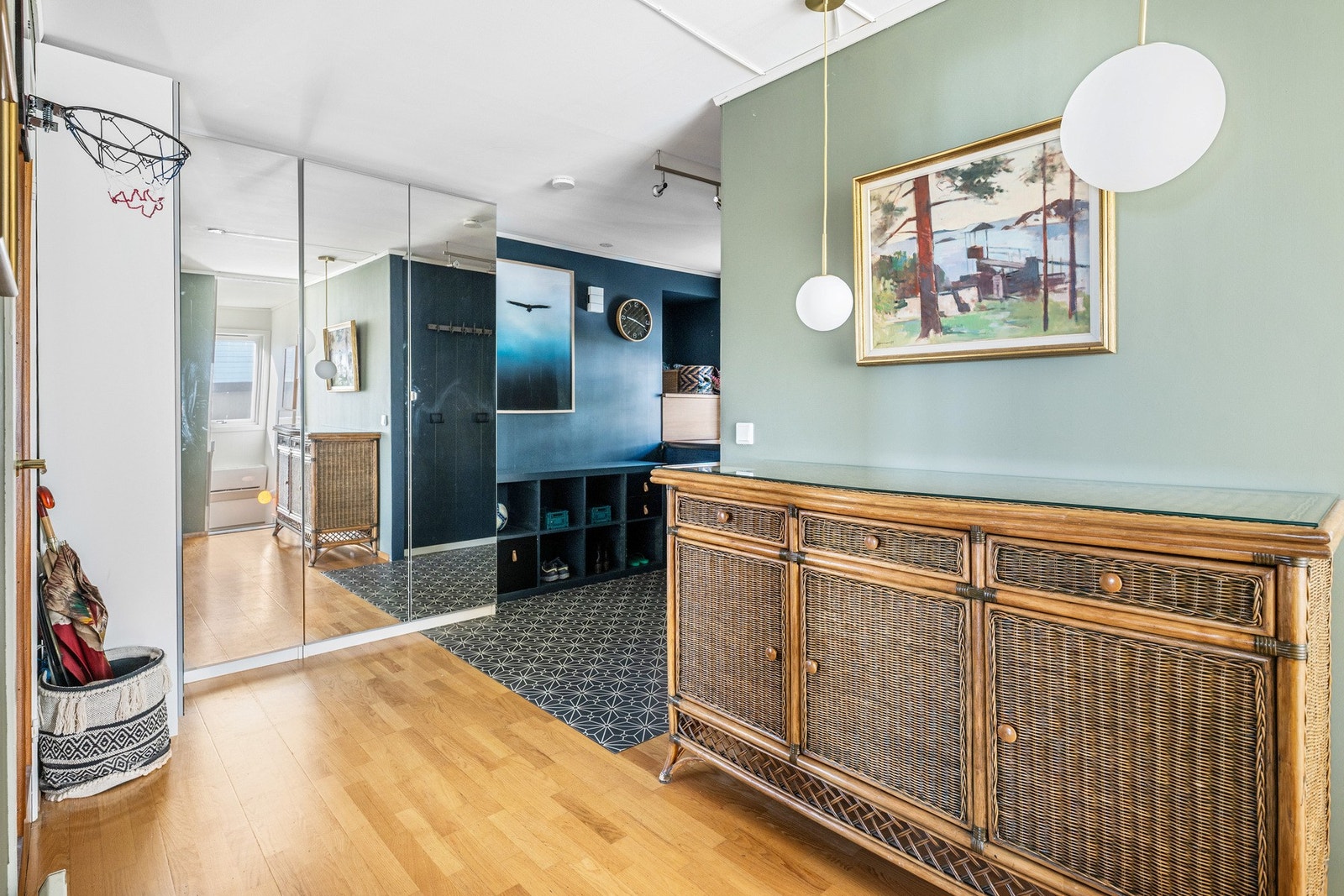 Romslig gang med garderobeplass Galleribilde