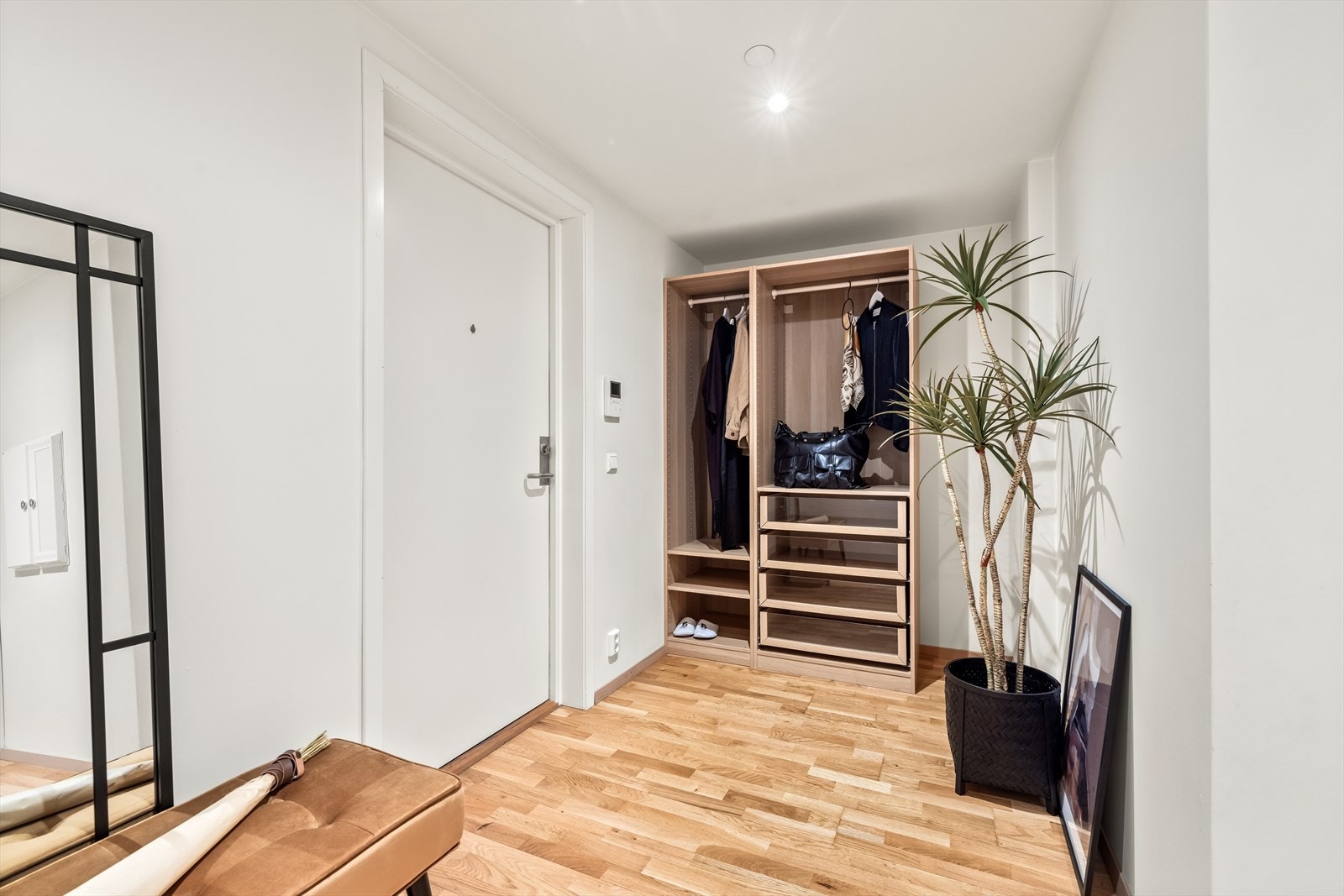 Entré med garderobeskap, callinganlegg med skjerm og ytterdør med brann- og lydklassifisering. Galleribilde