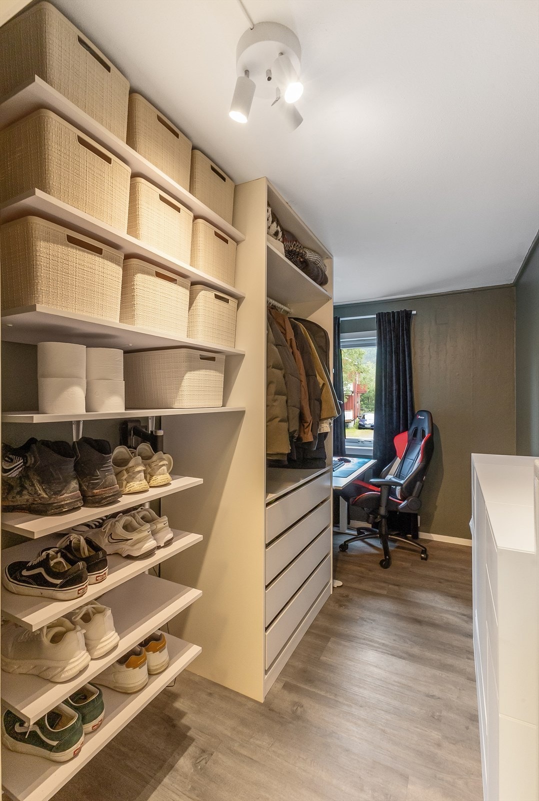 Rommet har god plass til seng, nattbord, garderobe og skrivebord - Et rom med flere bruksmuligheter Galleribilde