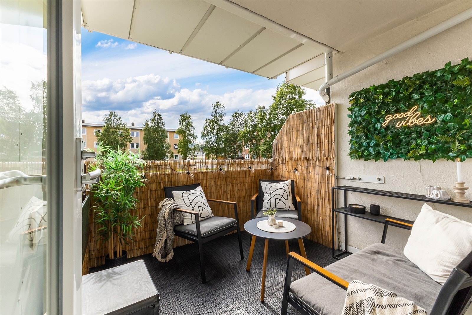 Balkongen er av god størrelse og rommer plass til hyggelig sittegruppe og grill - Det er lagt opp kontakt ut på balkongen Galleribilde
