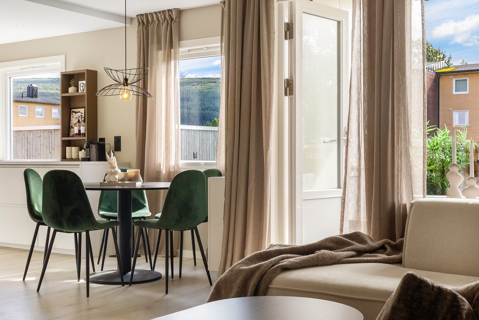 De store vindusflatene gir leiligheten godt med naturlig lys inn Galleribilde