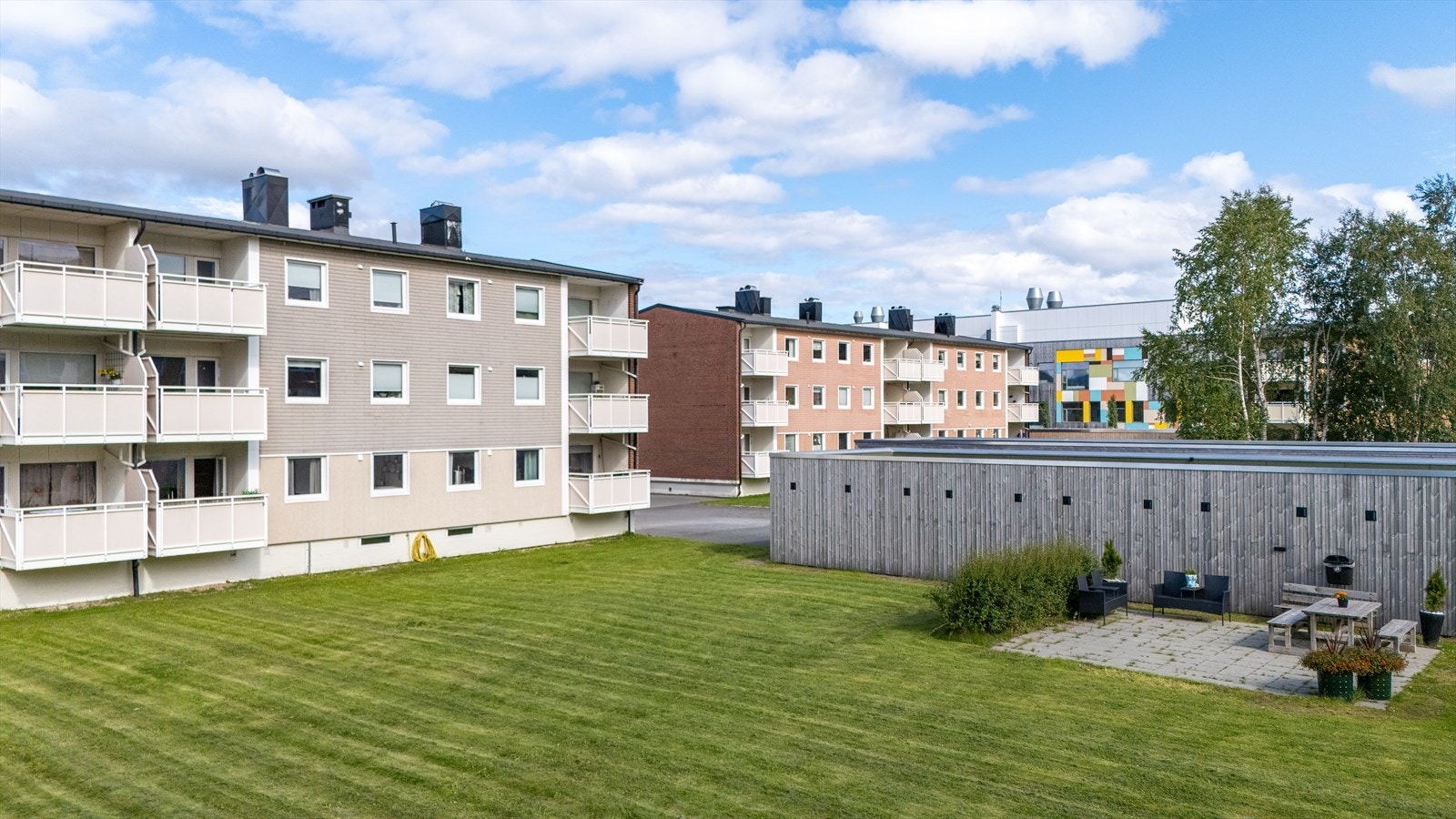 Pent opparbeidet uteområder med hyggelige sitteplasser Galleribilde