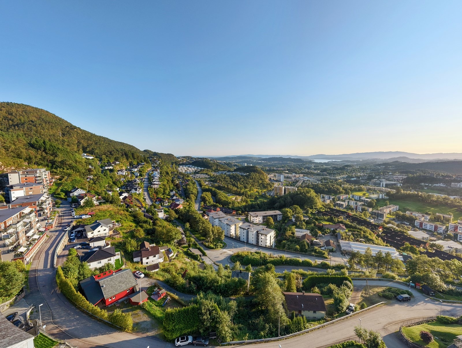 En kort gåtur fra leiligheten finner man gode kollektivforbindelse som bussholdeplass og Fyllingsdalen terminal. Galleribilde