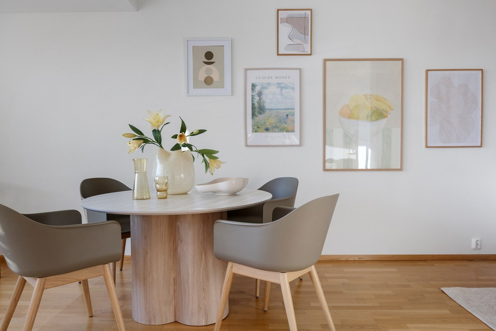 I stuen er det god plass til spisebord. Galleribilde