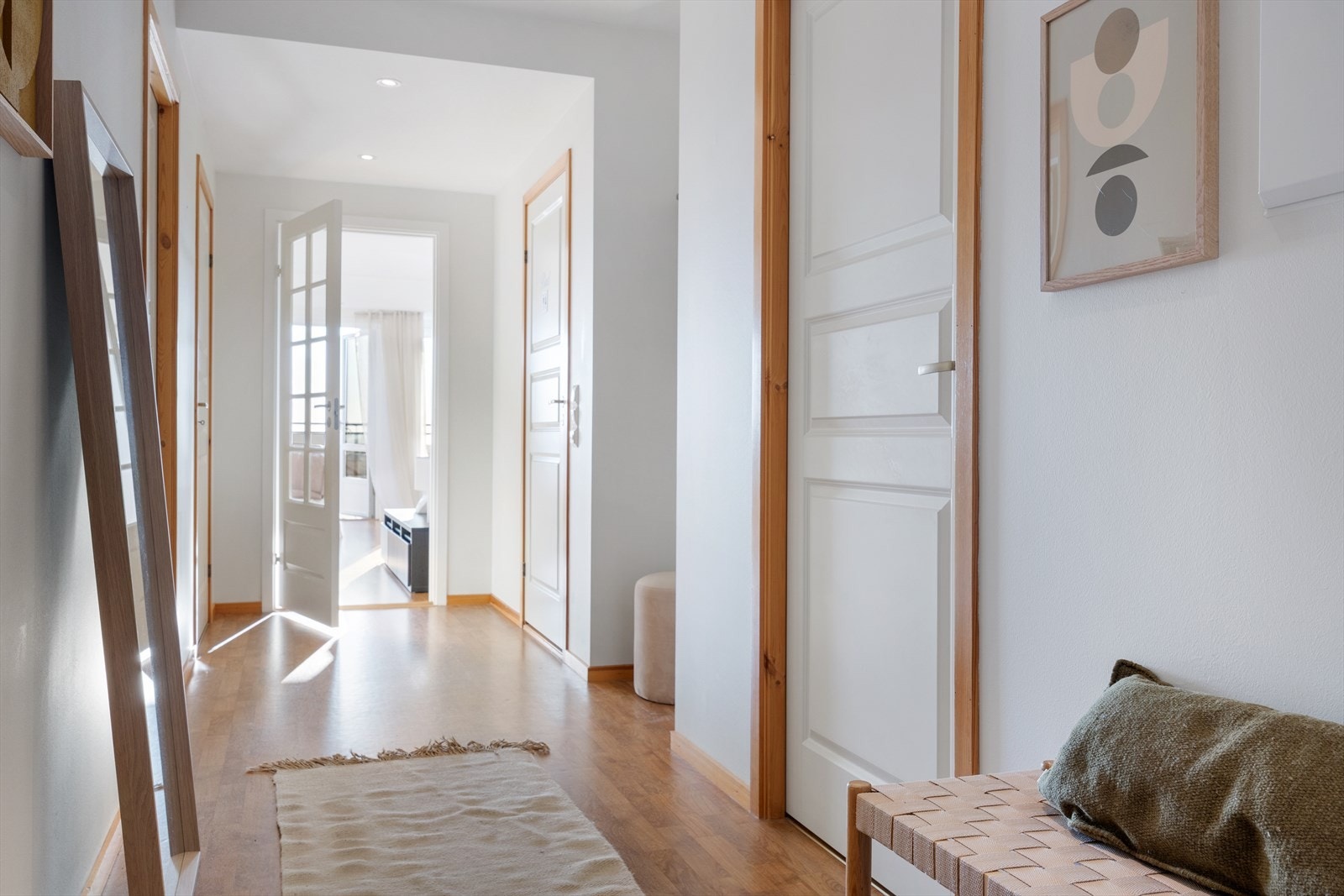 Den romslige entréen på 9,2 m² har god plass til garderobeskap og praktiske løsninger for oppbevaring av sko og yttertøy. Galleribilde