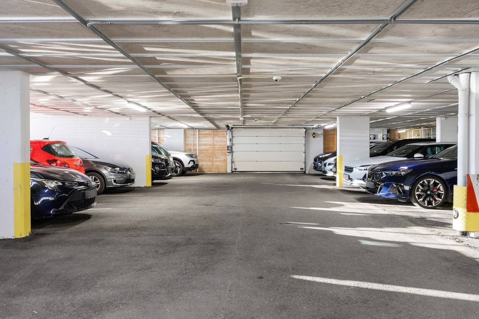 Leiligheten disponerer over en fast garasjeplass. Her er det mulighet for å installere el-bil lader. Galleribilde