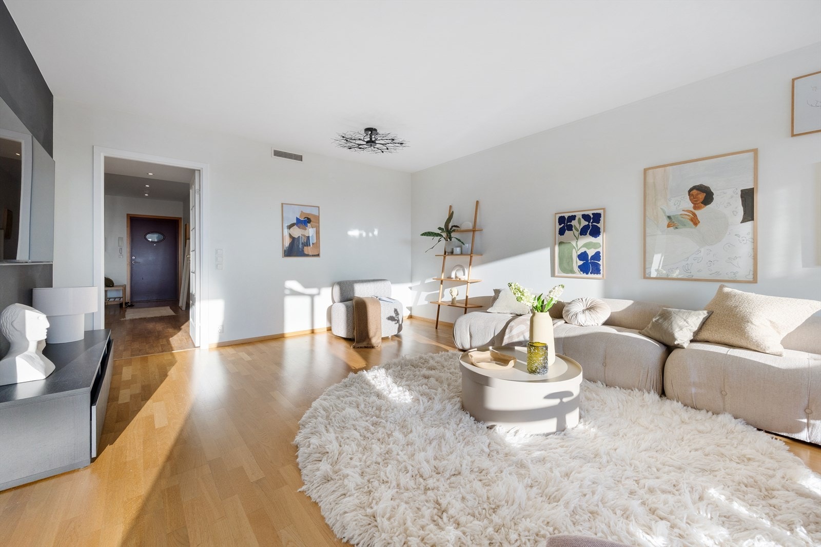Overflatene i boligen har en gjennomgående god standard med slette malte vegger og parkett på gulv i stue og på kjøkken. Galleribilde