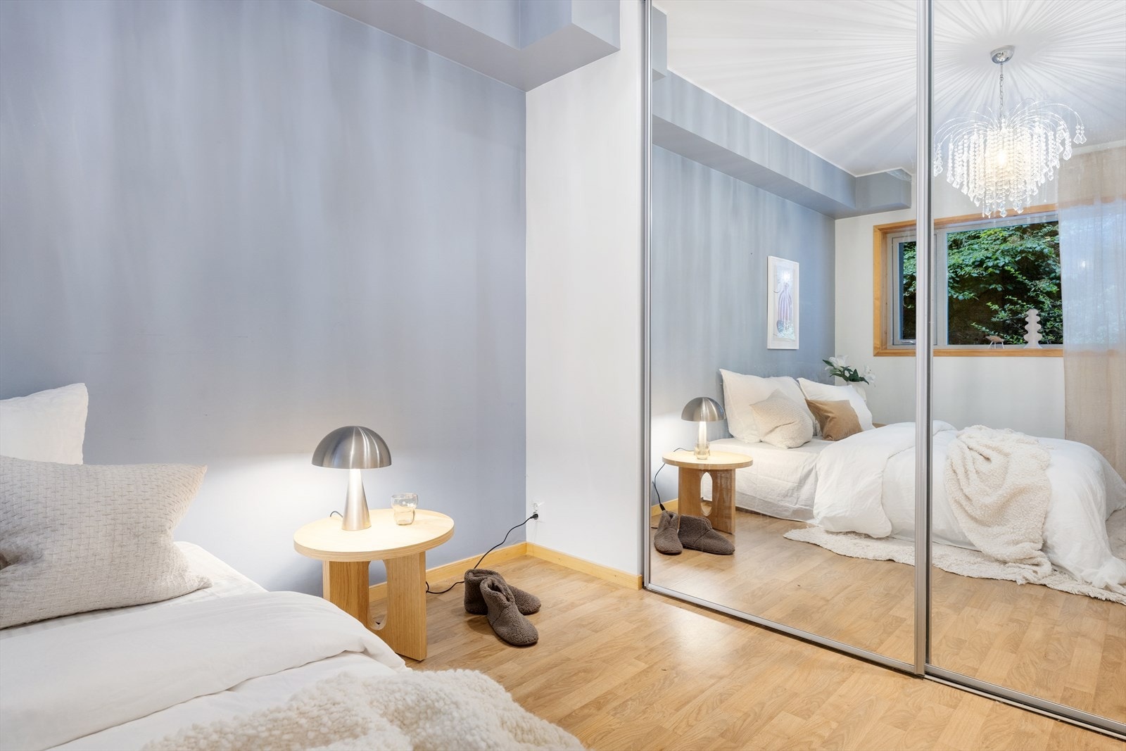 Soverommet har også en innebygd skyvedørsgarderobe med rikelig oppbevaringsplass Galleribilde