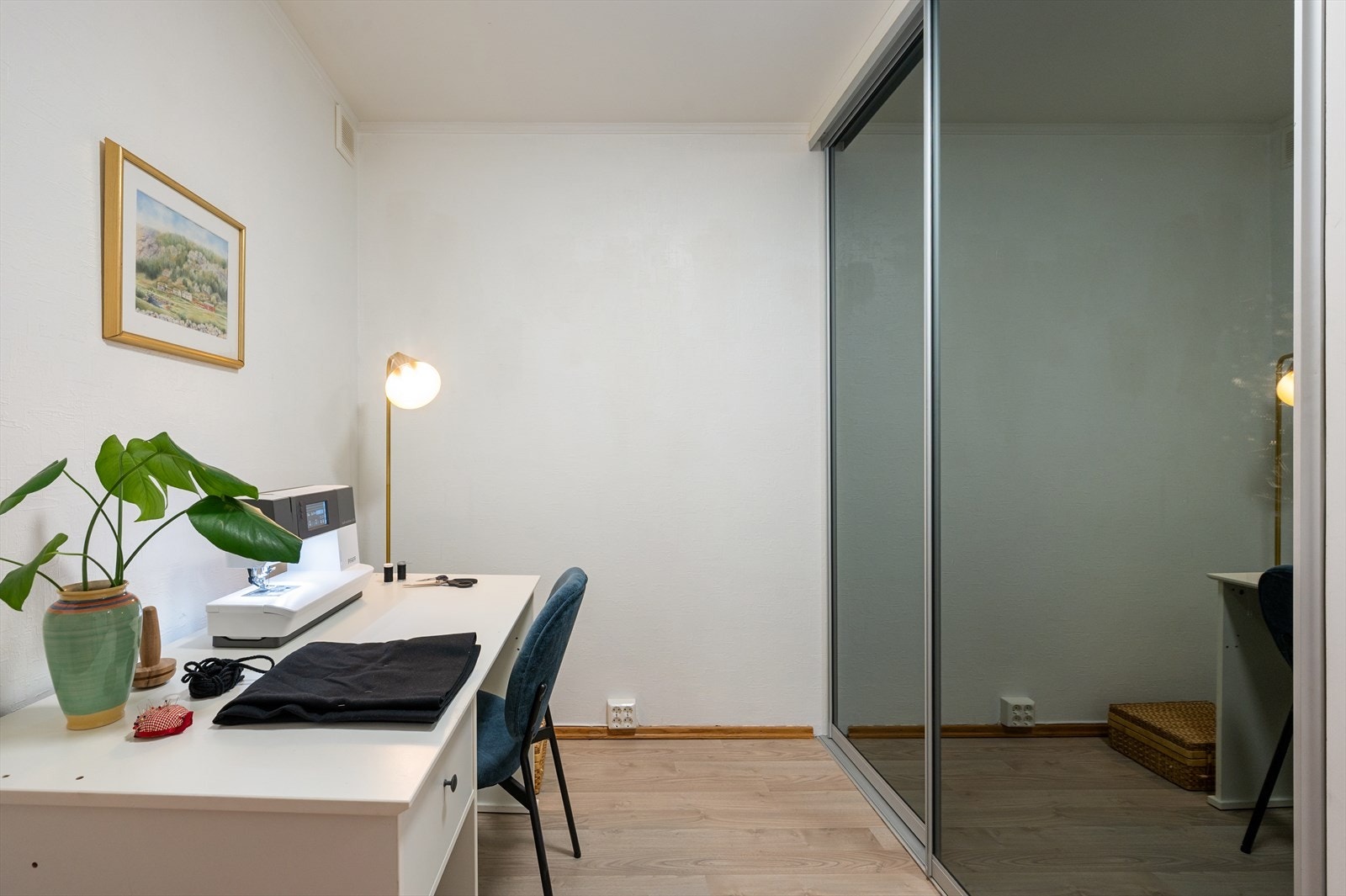 Stor og praktisk bod med god plass til oppbevaring av klær, utstyr og øvrige eiendeler. En stor, plassbygd skyvedørsgarderobe medfølger. Galleribilde
