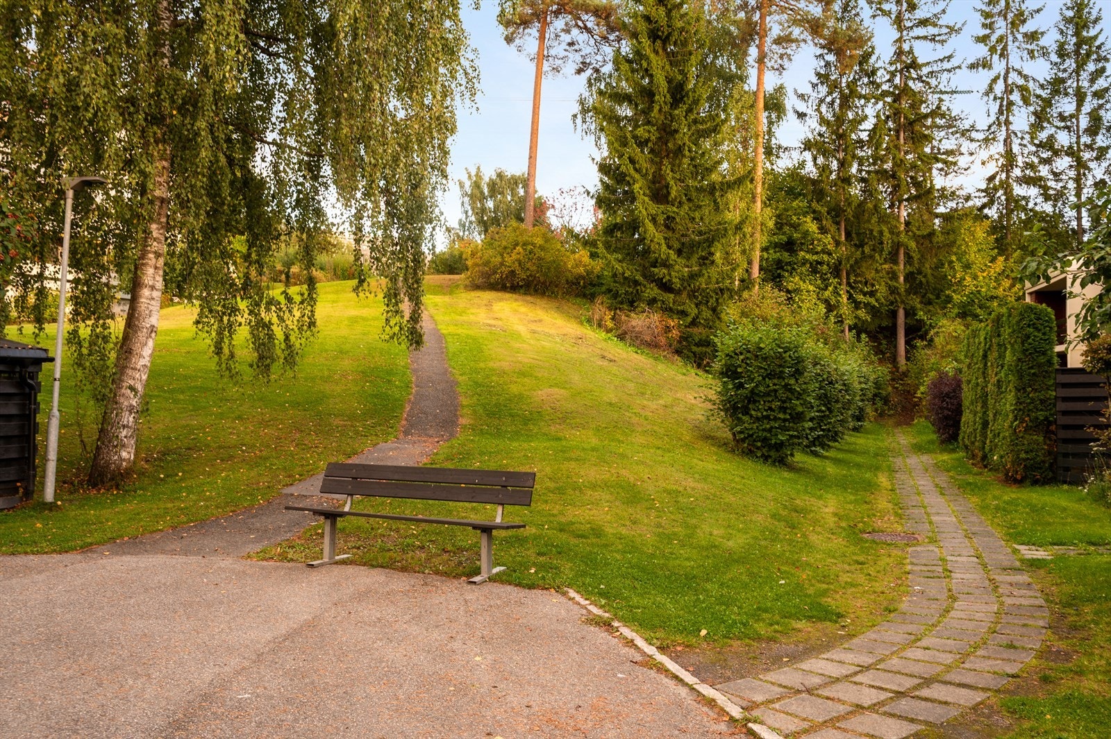 Leiligheten ligger tilbaketrukket og usjenert, uten gjennomgangstrafikk, og har en rolig og hyggelig beliggenhet. Galleribilde