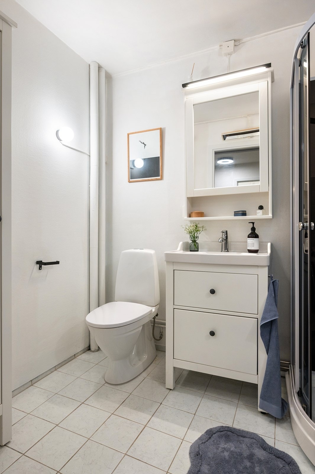Badet har naturlig avtrekk, fliser på gulv og en kombinasjon av fliser og malt strie på veggene. Galleribilde