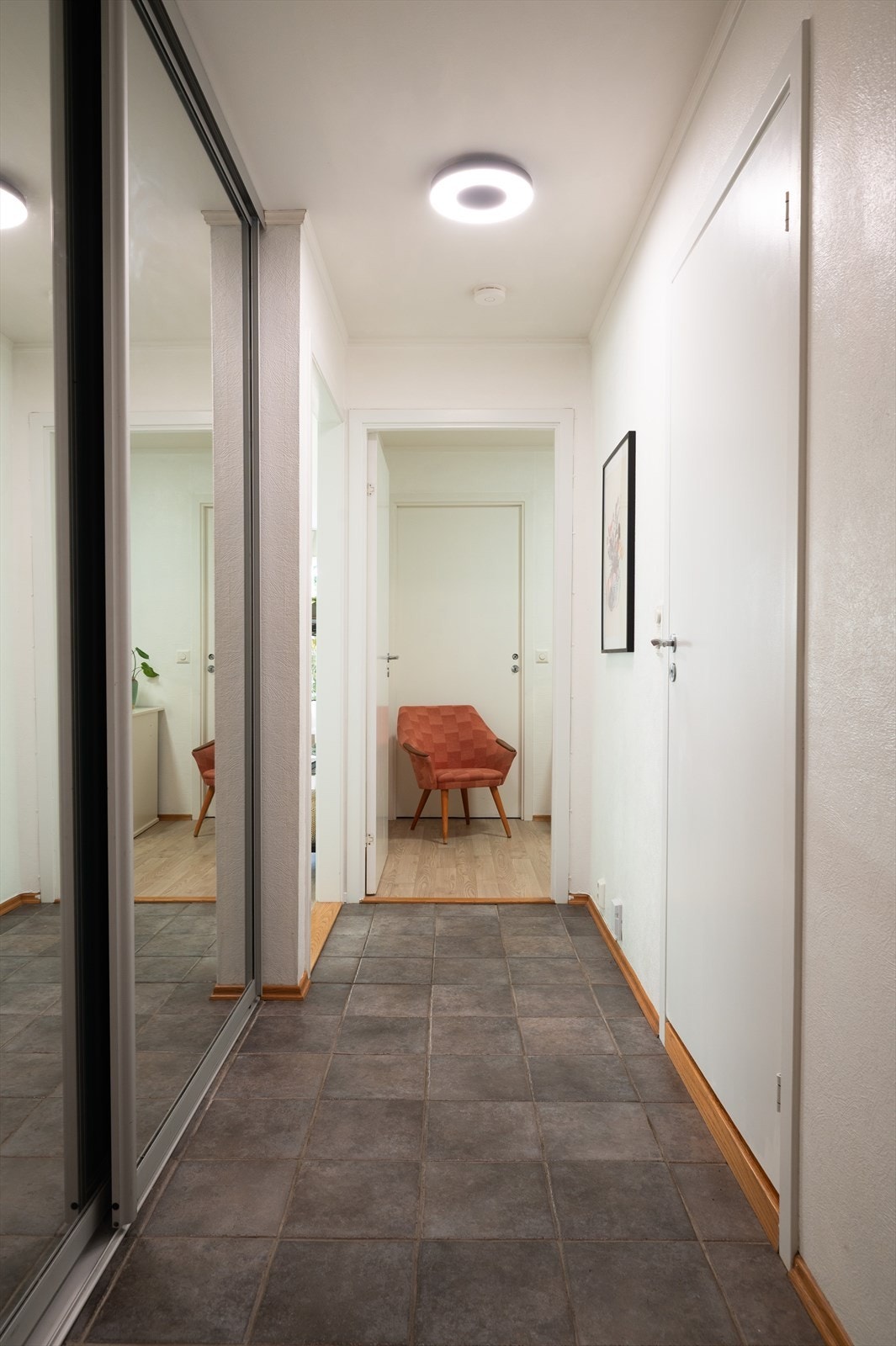Koselig entré med stor, plassbygd skyvedørsgarderobe med speilfront. Galleribilde