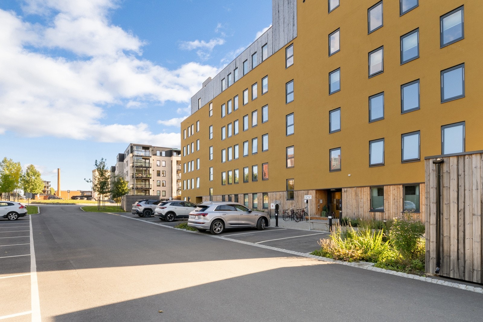 Parkeringsplass med gjesteparkering Galleribilde