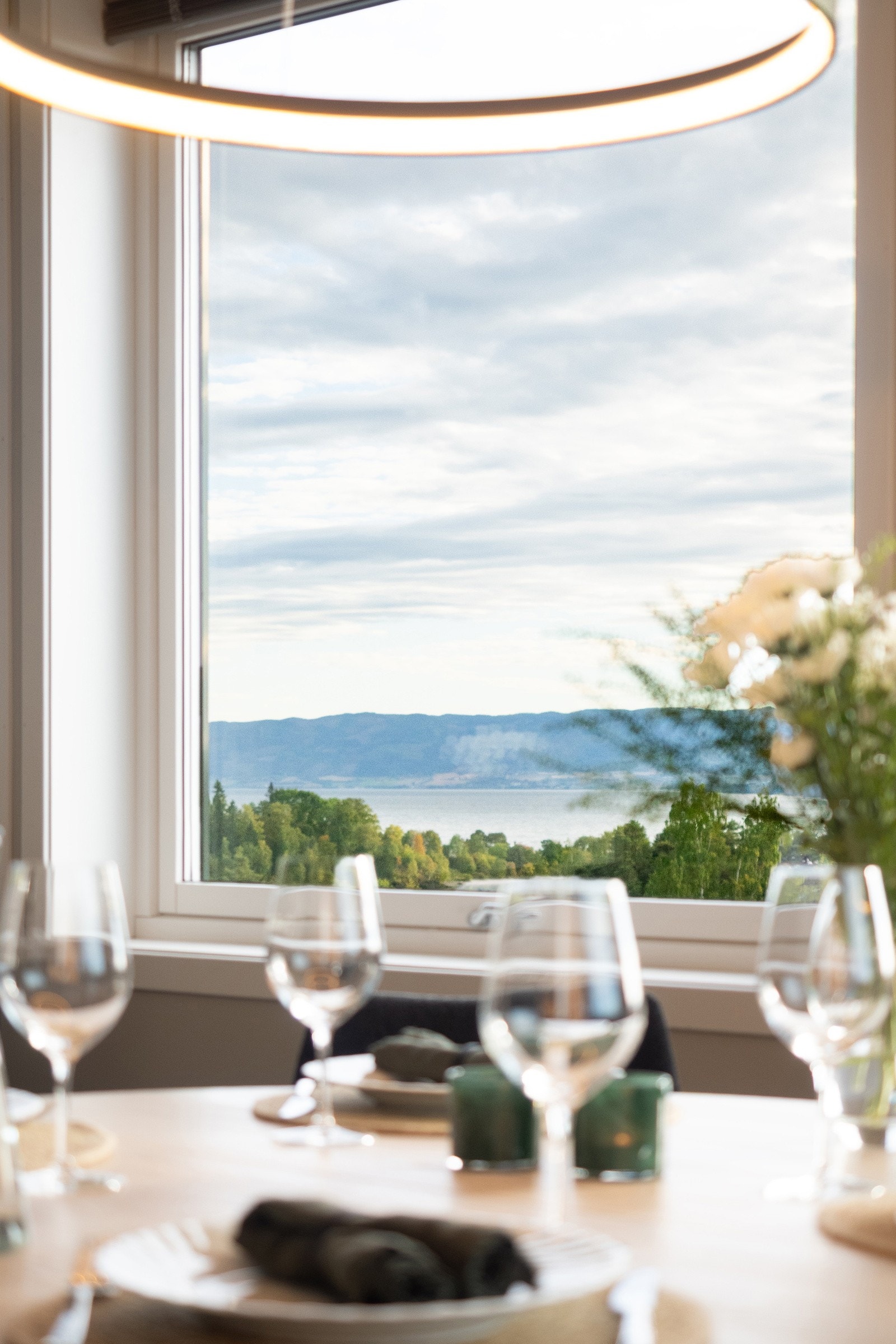 Spiseplassen har en attraktiv plassering med utsikt mot Mjøsa. Galleribilde