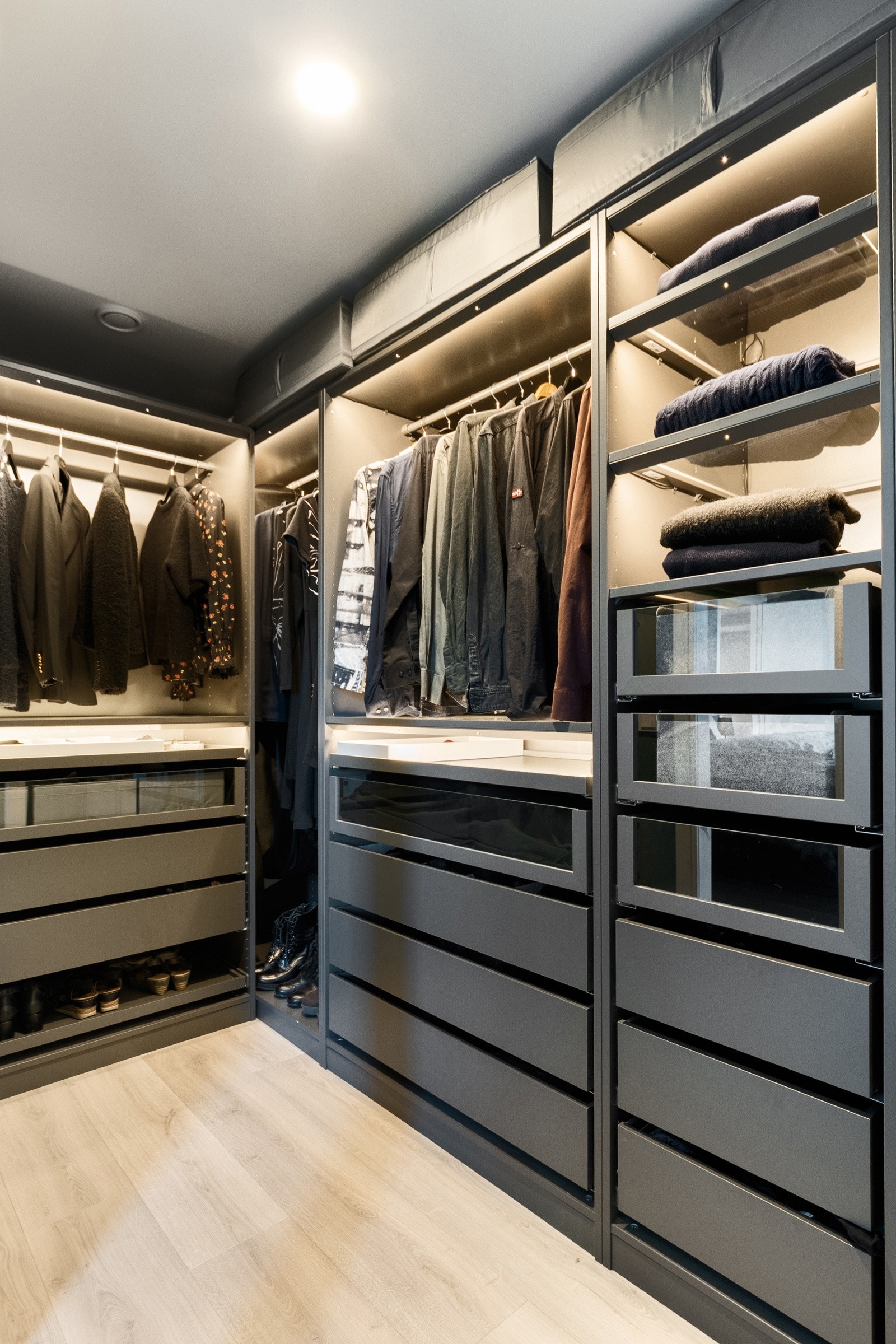 Egen walk-in-garderobe gir gode oppbevaringsmuligheter. Galleribilde