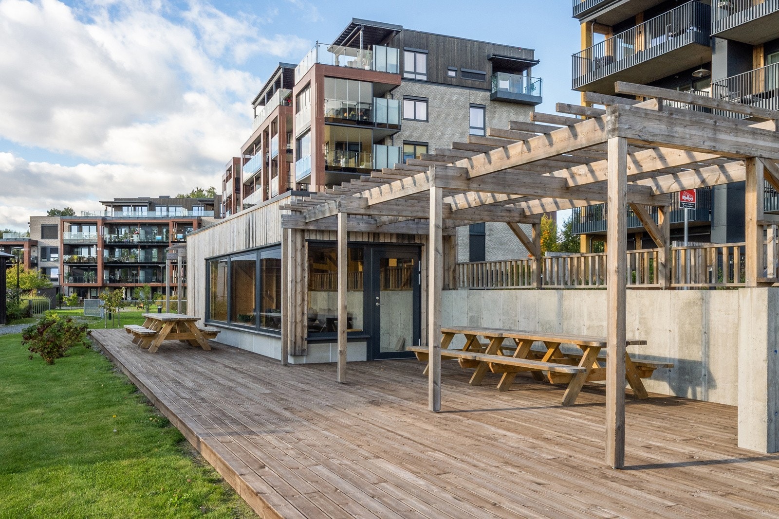 Felleshus med pergola Galleribilde