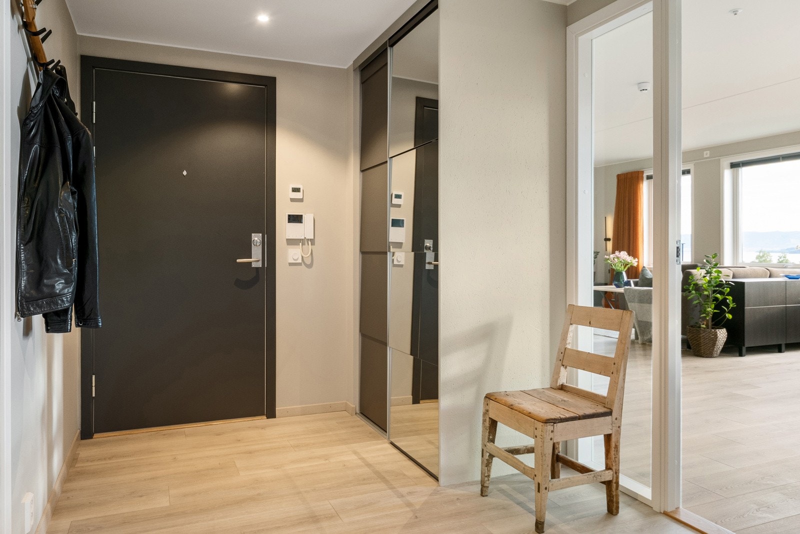 Skyvedørsgarderobe bidrar til en ryddig og praktisk entréløsning. Galleribilde