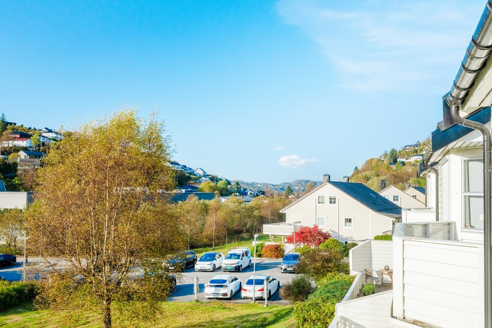 Uteplassen blir en naturlig forlengelse av oppholdsrommet i sommerhalvåret. Her kan du nyte herlige utsikten! Galleribilde